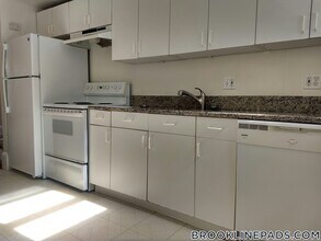 208 Winthrop Rd in Brookline, MA - Foto de edificio - Building Photo