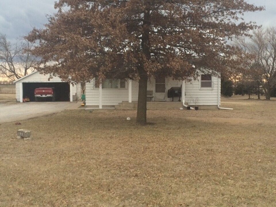 1001 Hoch in Moundridge, KS - Foto de edificio