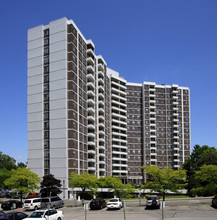 20 Edgecliff Golfway in Toronto, ON - Building Photo - Building Photo