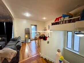 53 Lawn St, Unit 2F in Boston, MA - Foto de edificio - Building Photo