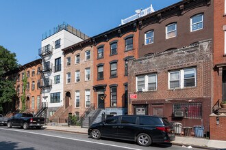 923 Bedford Ave in Brooklyn, NY - Foto de edificio - Building Photo
