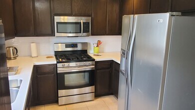 8741 Darby Ave, Unit 15 in Northridge, CA - Foto de edificio - Building Photo