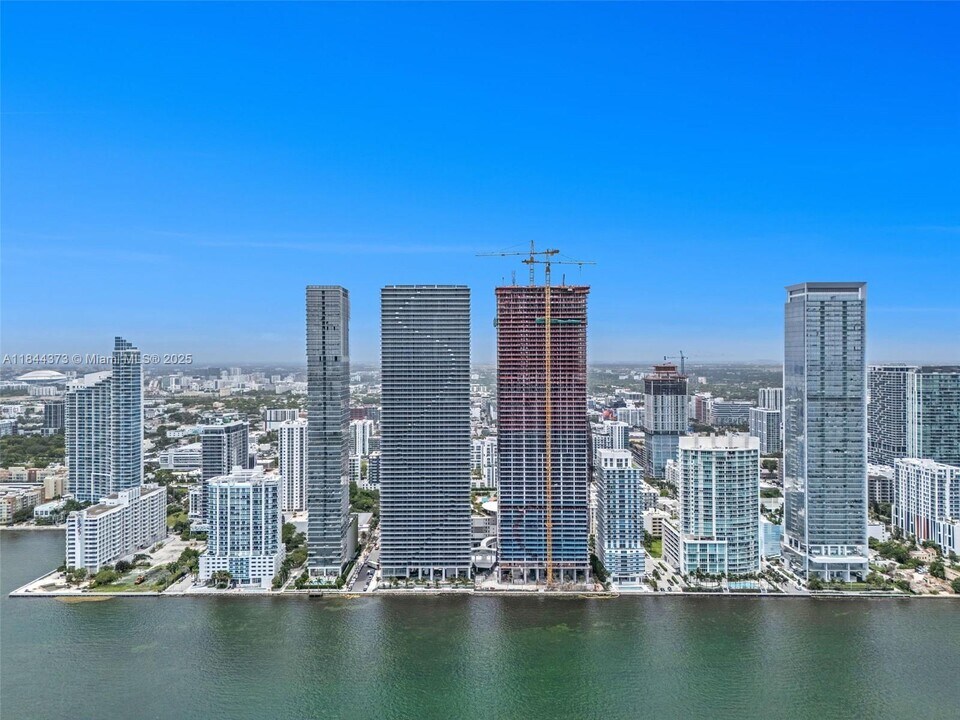 725 NE 24th St in Miami, FL - Building Photo