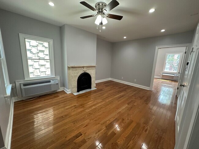 376 Forrest St, Unit 2 in Jersey City, NJ - Building Photo - Building Photo