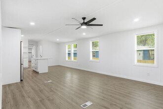 19856 Old Hwy 105 E in Cleveland, TX - Foto de edificio - Building Photo