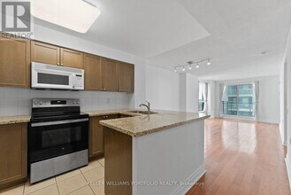 21 Hillcrest Ave in Toronto, ON - Building Photo - Building Photo