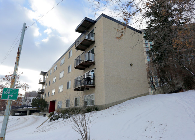 Bellamy Hill Apartments in Edmonton, AB - Building Photo - Building Photo