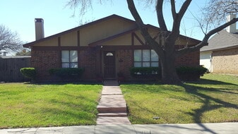 2202 East Crosby Road in Carrollton, TX - Building Photo
