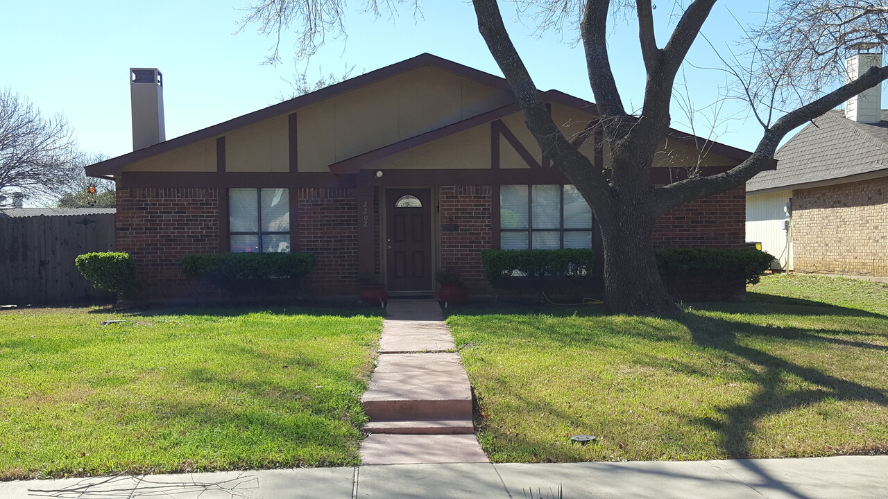 2202 East Crosby Road in Carrollton, TX - Building Photo