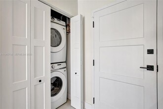 5980 SW 40th Ave in Dania Beach, FL - Building Photo - Building Photo