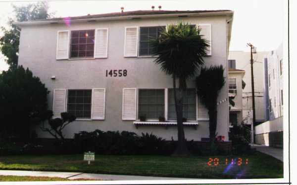 14558 Dickens St in Sherman Oaks, CA - Building Photo