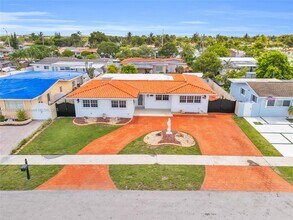 11110 NW 61st Ave in Hialeah, FL - Building Photo - Building Photo