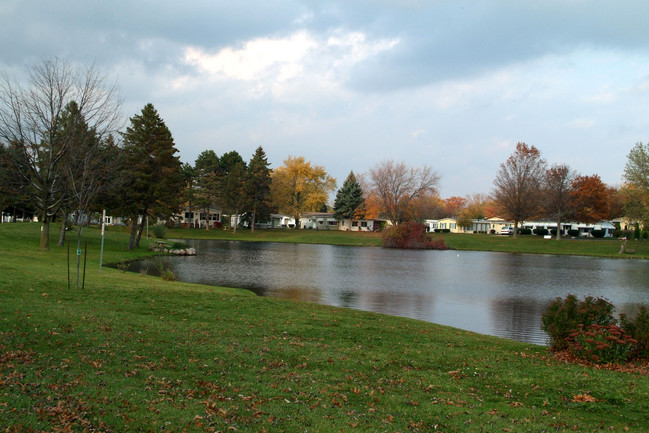 Avon on the Lake in Rochester Hills, MI - Building Photo - Building Photo