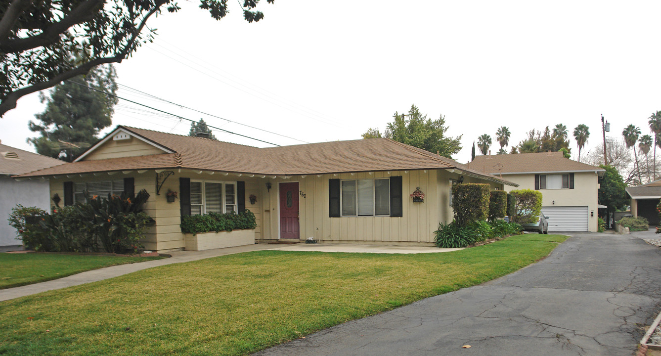 750 Baylor Ave in Claremont, CA - Foto de edificio