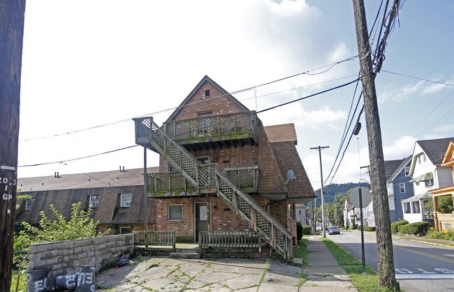 400 Eleanor St in Pitcairn, PA - Building Photo - Building Photo