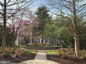 300 Garden View Square in Rockville, MD - Foto de edificio - Building Photo