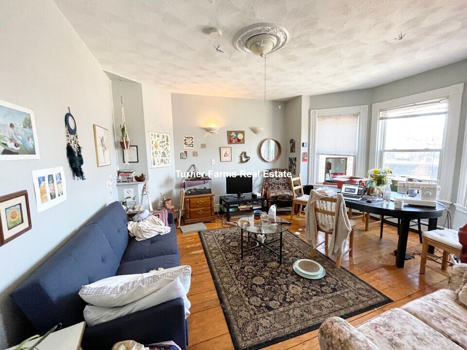 394 Centre St, Unit 2 in Boston, MA - Building Photo