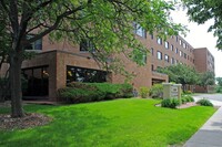 Como by the Lake Senior Apartments in St. Paul, MN - Foto de edificio - Building Photo