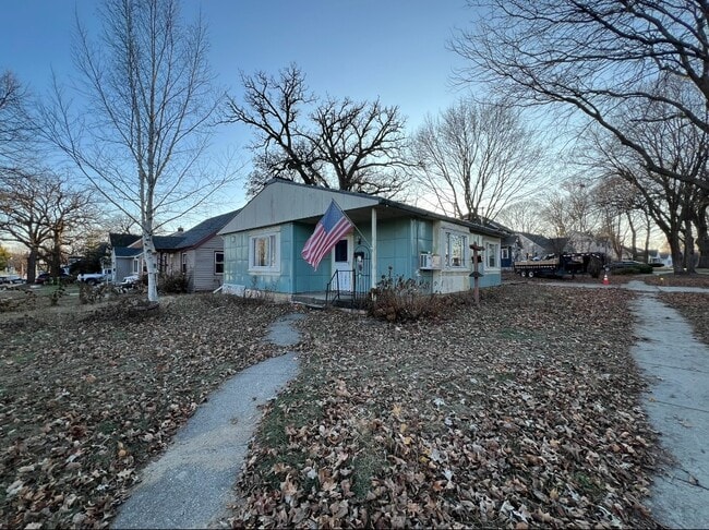 property at 825 N Washington St