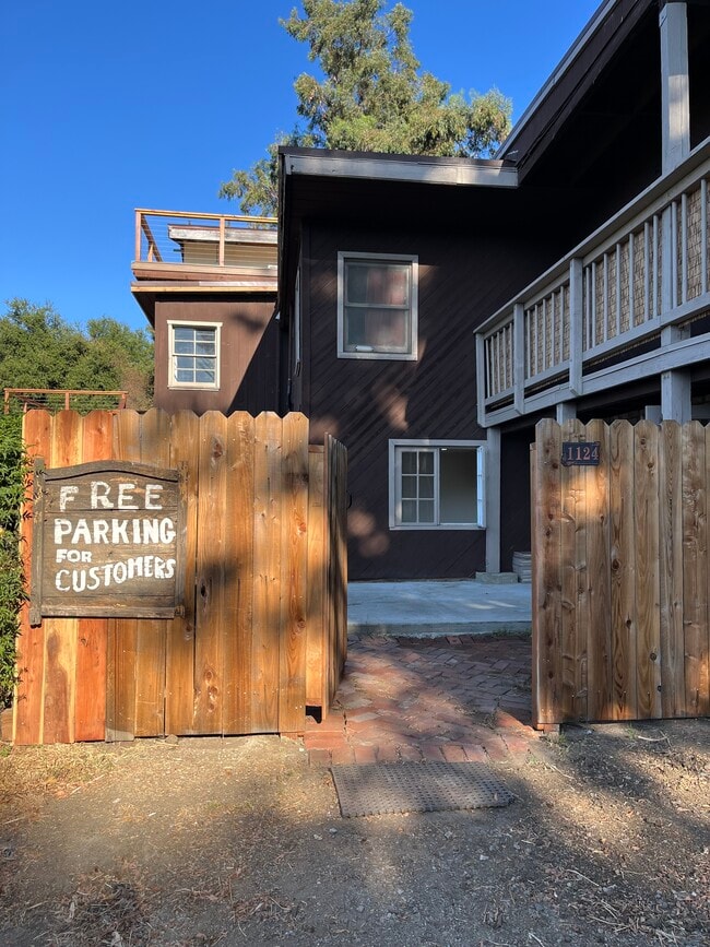 1124 Rosario Dr, Unit 1124 lower in Topanga, CA - Foto de edificio - Building Photo