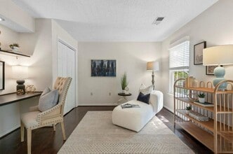 5011 Sharon Rd in Charlotte, NC - Foto de edificio - Building Photo