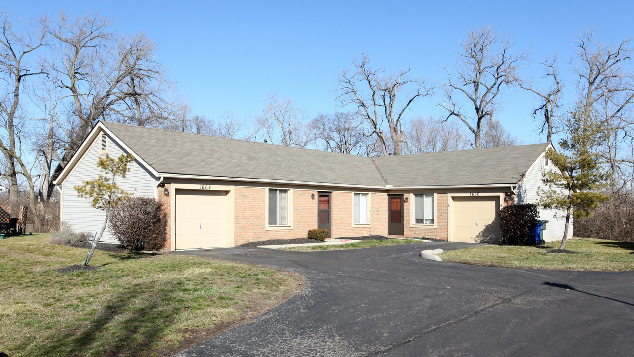 Creeksedge Village in Grove City, OH - Building Photo