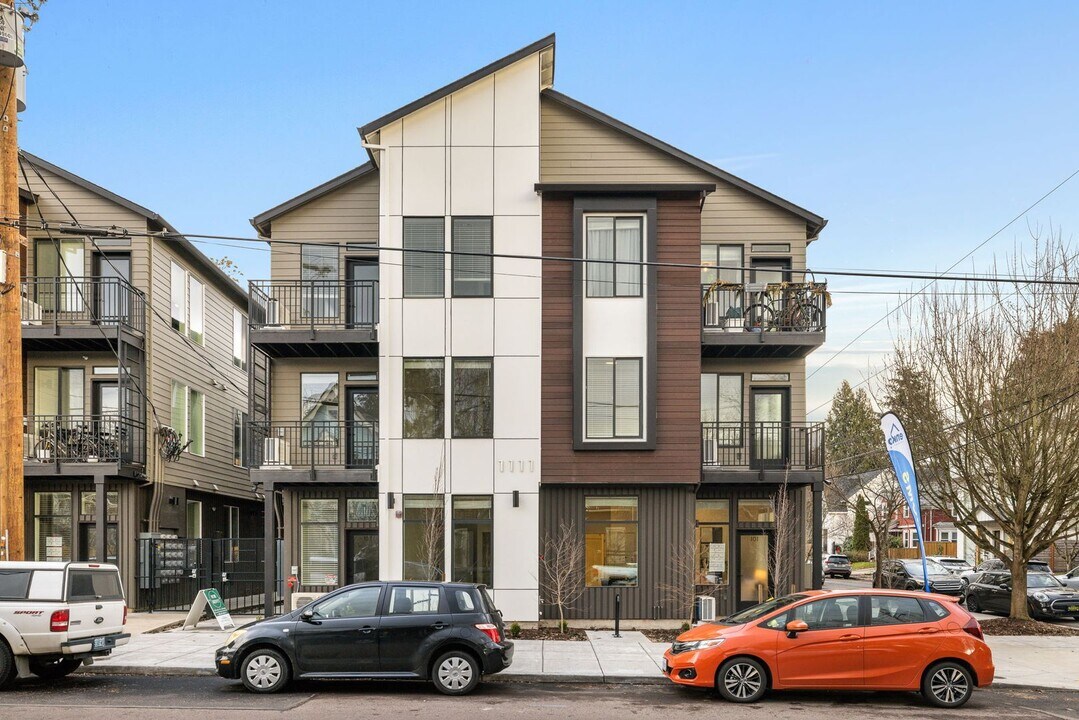 1111 SE Tenino St in Portland, OR - Building Photo