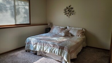 1527 Grandview Ave, Unit 3 in Papillion, NE - Building Photo - Building Photo