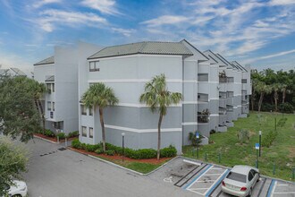 Presidential Golfview in West Palm Beach, FL - Building Photo - Building Photo