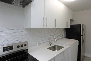 Poinsettia Place Apartments in West Palm Beach, FL - Building Photo