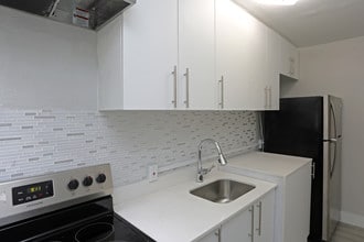 Poinsettia Place Apartments in West Palm Beach, FL - Foto de edificio - Interior Photo