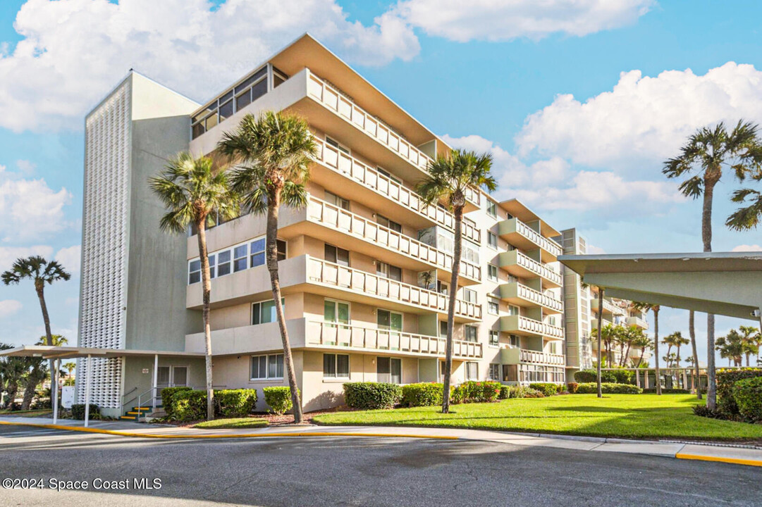 2020 N Atlantic Ave in Cocoa Beach, FL - Foto de edificio