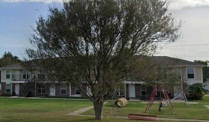 501 Henderson Ave in Palacios, TX - Building Photo