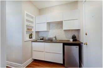 17 Britton St, Unit Studio Apt. in Jersey City, NJ - Building Photo - Building Photo