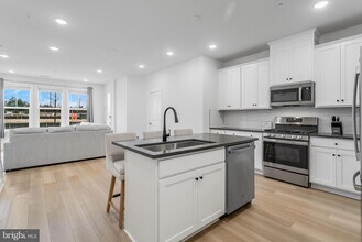 42708 Darala Dr in Ashburn, VA - Building Photo - Building Photo