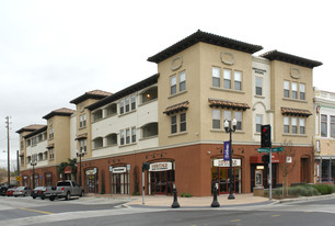 7598 Monterey St in Gilroy, CA - Foto de edificio - Building Photo