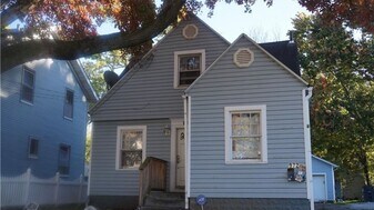 972 Hunt St in Akron, OH - Building Photo