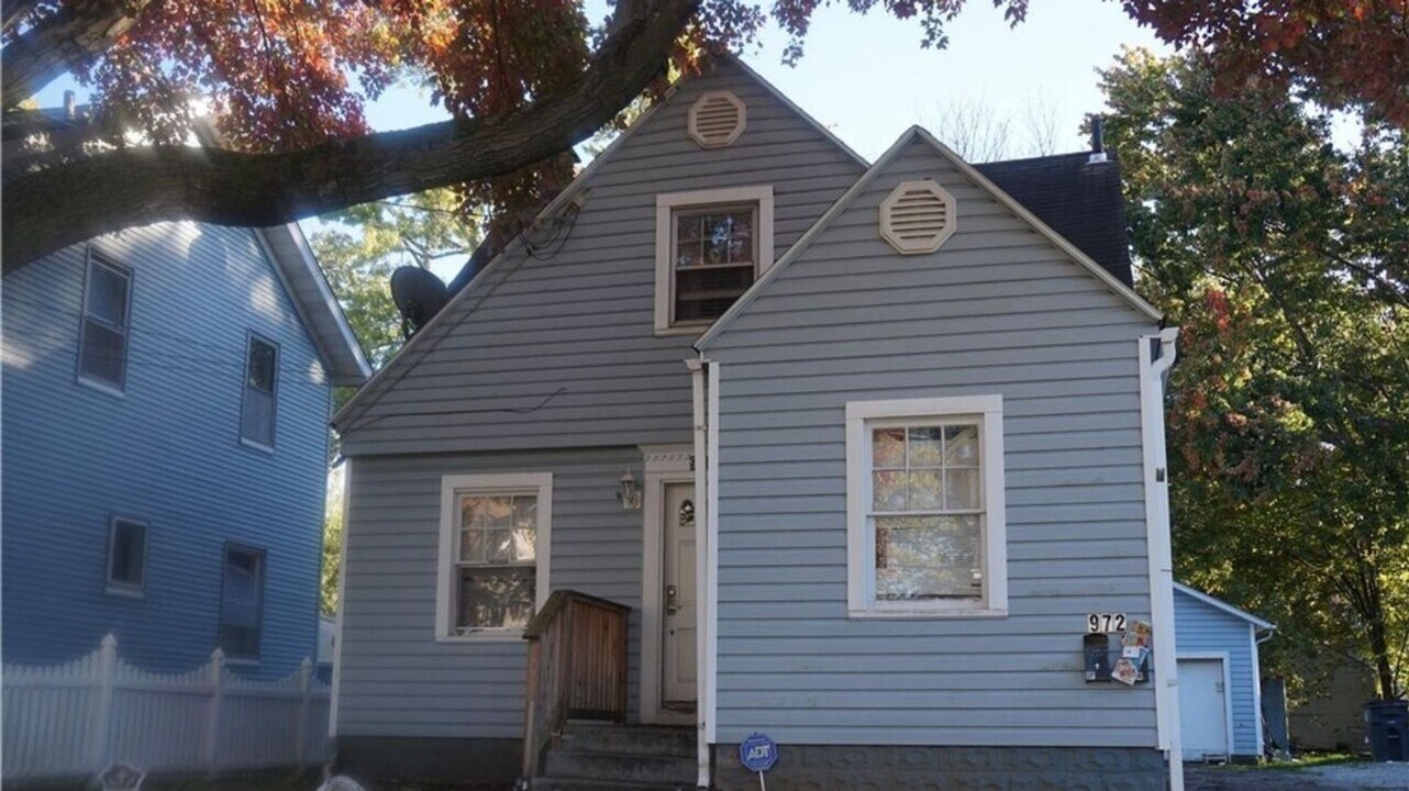 972 Hunt St in Akron, OH - Foto de edificio