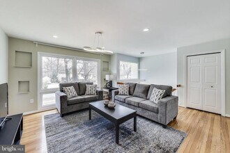14316 Woodcrest Dr in Rockville, MD - Building Photo - Building Photo