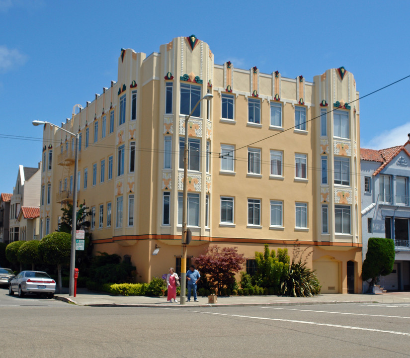 1695 Beach St in San Francisco, CA - Building Photo