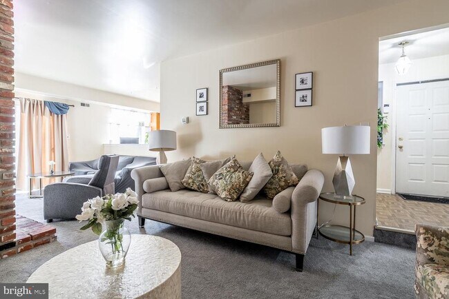 8 Dickenson Dr in Gloucester Township, NJ - Building Photo - Building Photo