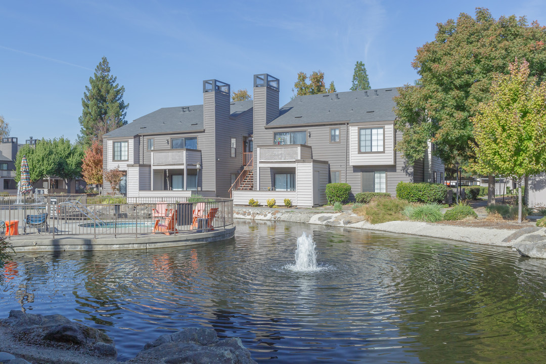 Hidden Lake Condominium Rentals in Sacramento, CA - Foto de edificio