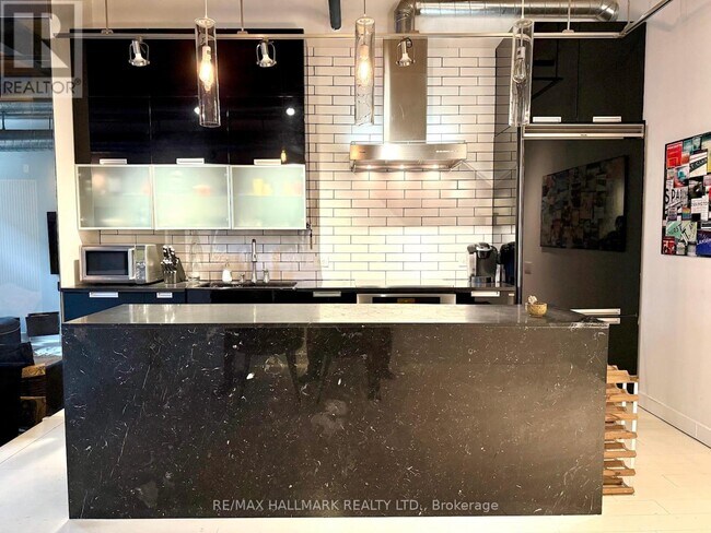 43 Hanna Ave in Toronto, ON - Building Photo - Building Photo