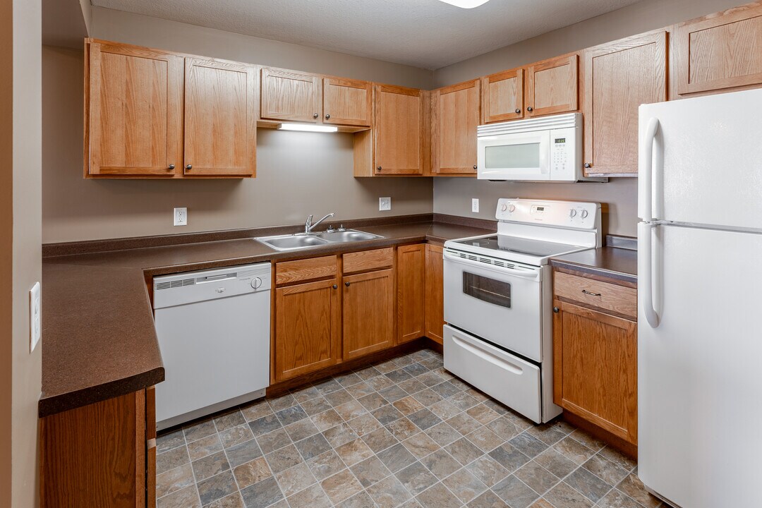 Cedar Pointe Apartment Homes LLC in St Augusta, MN - Building Photo
