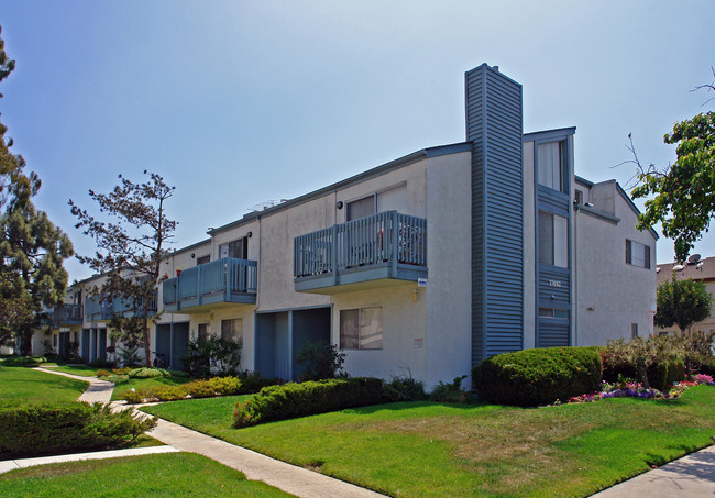 17692 Cameron St in Huntington Beach, CA - Foto de edificio - Building Photo