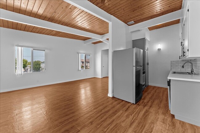 6114 Cahuenga Blvd in Los Angeles, CA - Building Photo - Building Photo