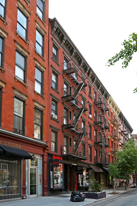 252 Elizabeth St in New York, NY - Building Photo