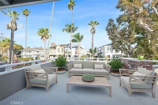 411 Goldenrod Ave in Newport Beach, CA - Building Photo