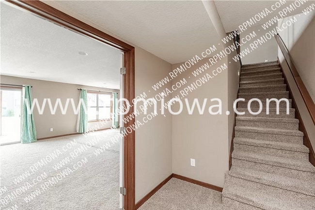 1127 90th St in West Des Moines, IA - Building Photo - Building Photo