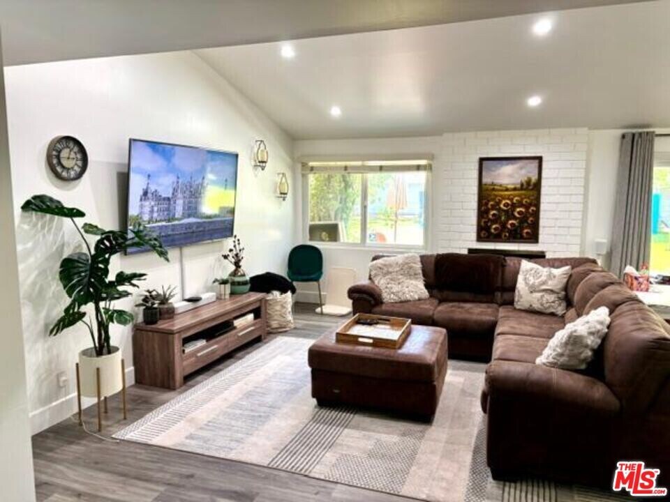 20542 Aetna St in Los Angeles, CA - Building Photo